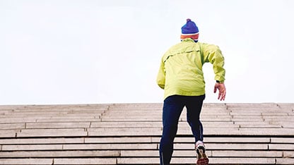 Hombre corriendo escaleras arriba para hacer ejercicio